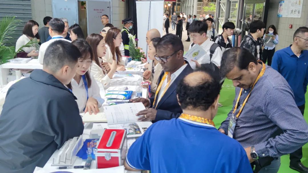 东南亚客户光临PG直营技术展台征询污水处置